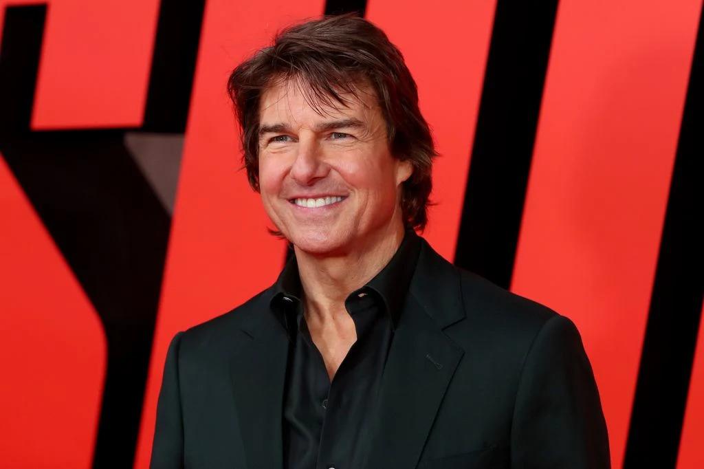 Tom Cruise Bring the Party to Glastonbury with &quot;Don't Look Back In Anger&quot; Sing-Along