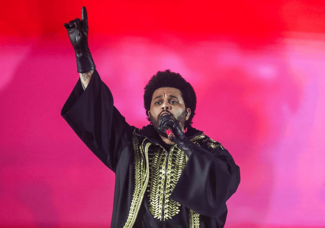 The Weeknd танцует в пламени в британском радиоэфире