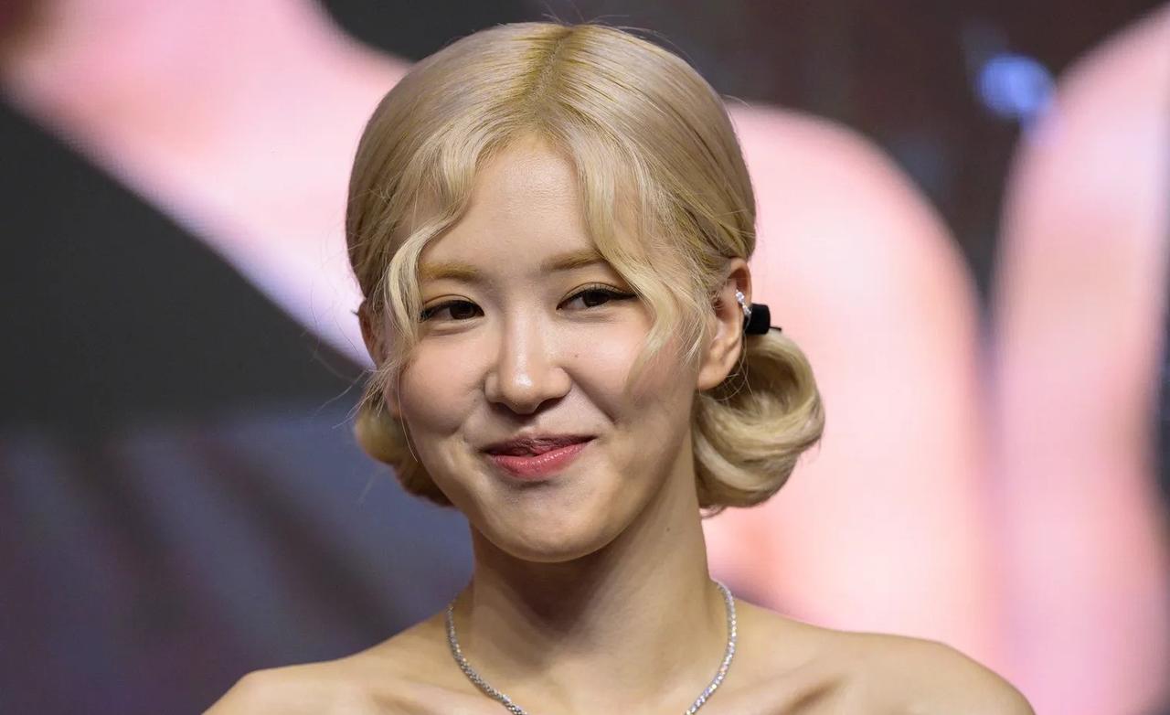 Rose Gets “Disgustingly Vulnerable” on Solo Album &quot;rosie&quot;