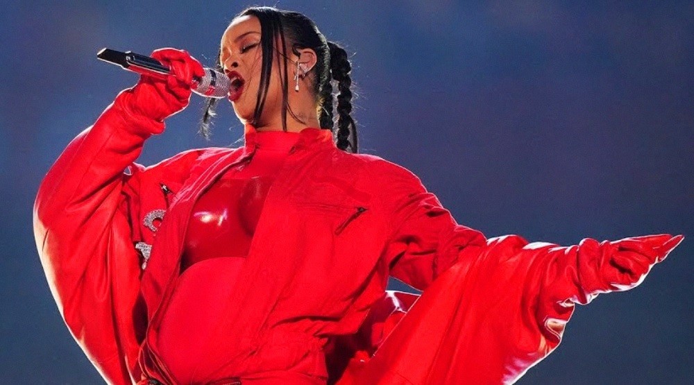 A Pregnant Rihanna Delivers Glitzy Super Bowl Halftime Show