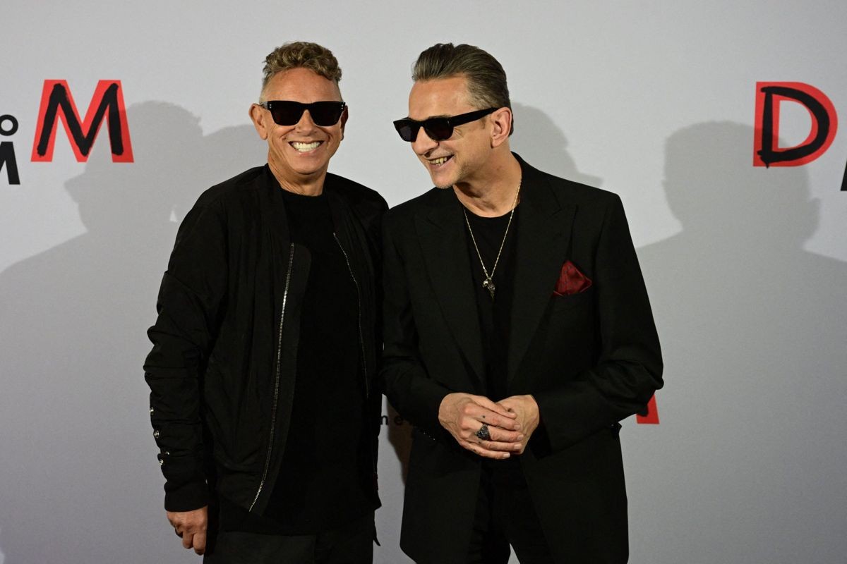 Depeche Mode показали черно-белый клип "Before We Drown", снятый Антоном Корбейном
