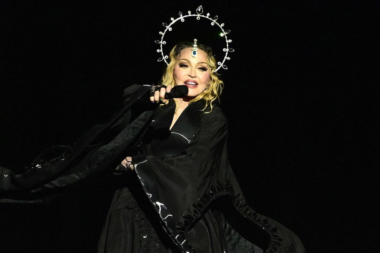 Мадонна выступила перед 1,6 млн человек на пляже в Бразилии